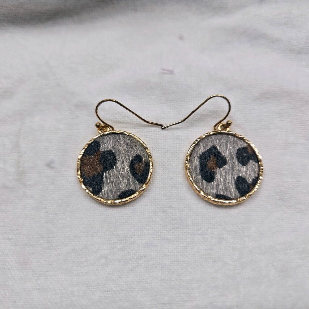 Faux fur, round-shaped disc earrings